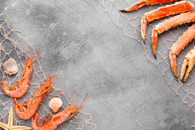 Vue de dessus du homard et des crevettes pêchés dans une résille