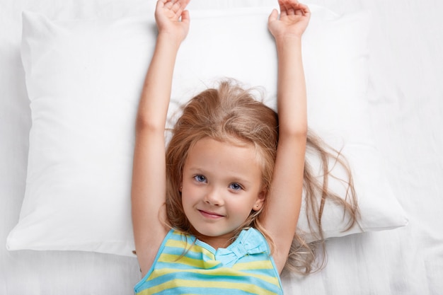 Vue de dessus du joli enfant a les cheveux longs