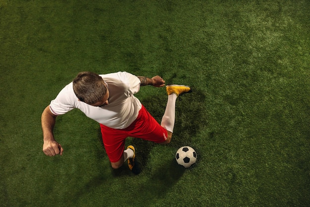 Vue de dessus du joueur de football ou de football sur l'herbe verte