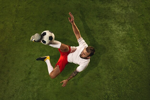 Vue de dessus du joueur de football ou de football sur l'herbe verte