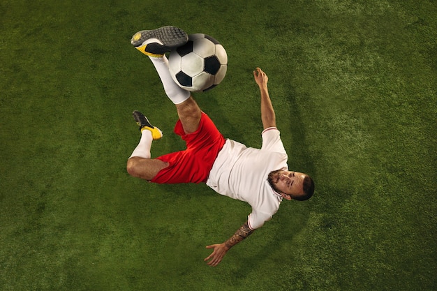 Vue de dessus du joueur de football ou de football sur l'herbe verte