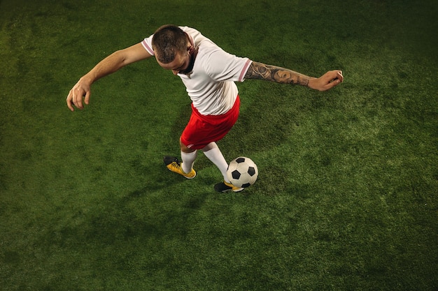 Vue De Dessus Du Joueur De Football Ou De Football Sur L'herbe Verte