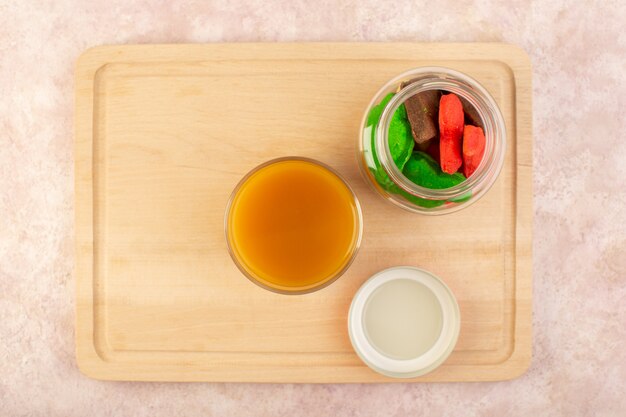 Une vue de dessus du jus de pêche frais sucré et délicieux avec des biscuits colorés à l'intérieur peut