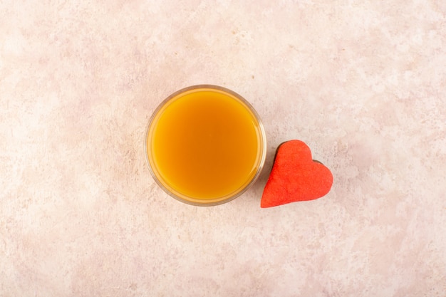 Une vue de dessus du jus de pêche frais sucré et délicieux avec des biscuits colorés