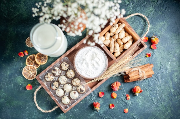 Vue de dessus du lait frais avec des œufs et des noix sur fond bleu foncé cuire au four gâteau biscuit tarte pâte à thé pain pâtisserie sucre