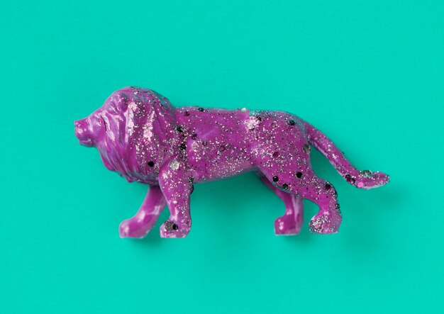 Vue de dessus du lion violet avec des paillettes