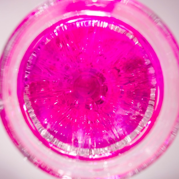 Vue de dessus du liquide coloré rose dans le verre