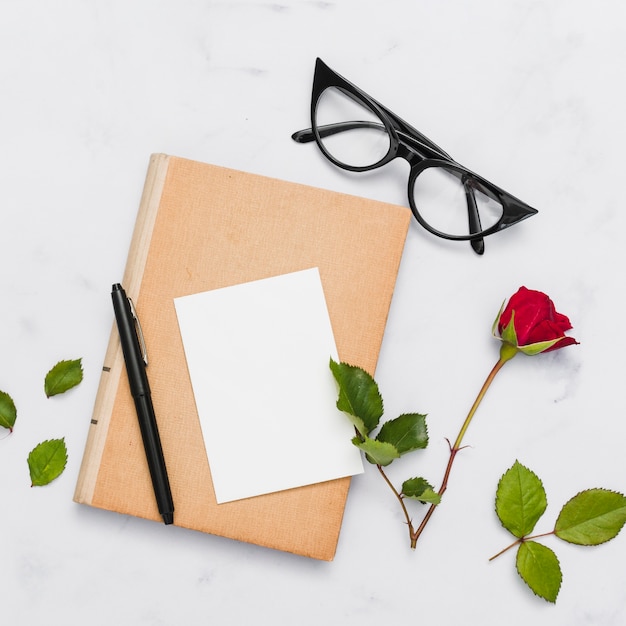 Photo gratuite vue de dessus du livre et des fleurs