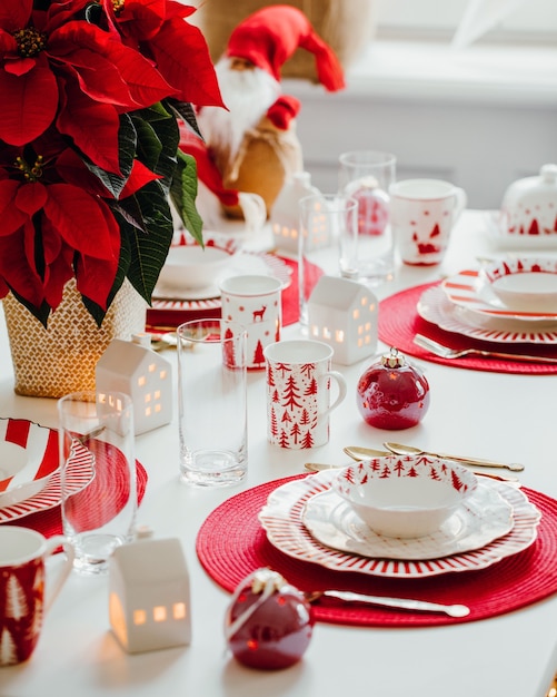 Vue de dessus du magnifique ensemble de salle à manger de Noël - décoration intérieure