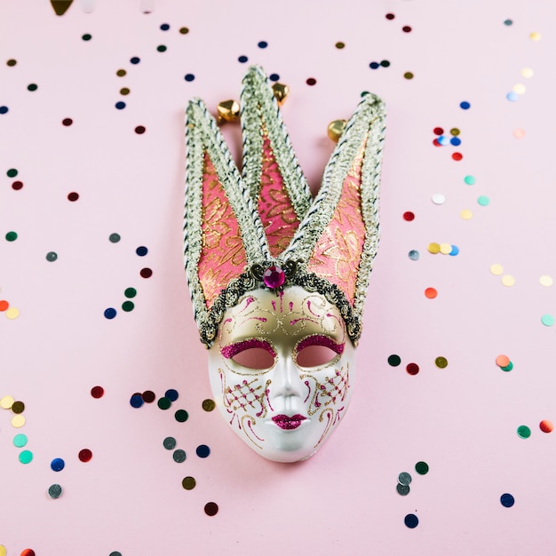 Photo gratuite vue de dessus du masque de carnaval de mascarade avec un matériau de décoration brillant sur fond rose