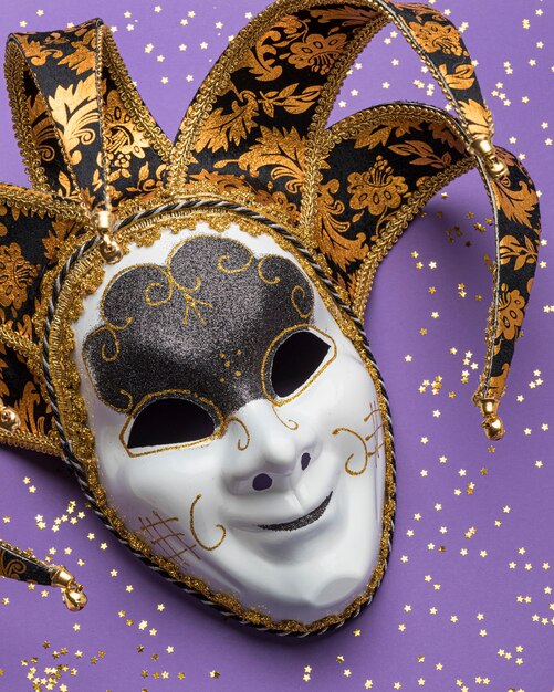 Vue de dessus du masque de carnaval avec des paillettes