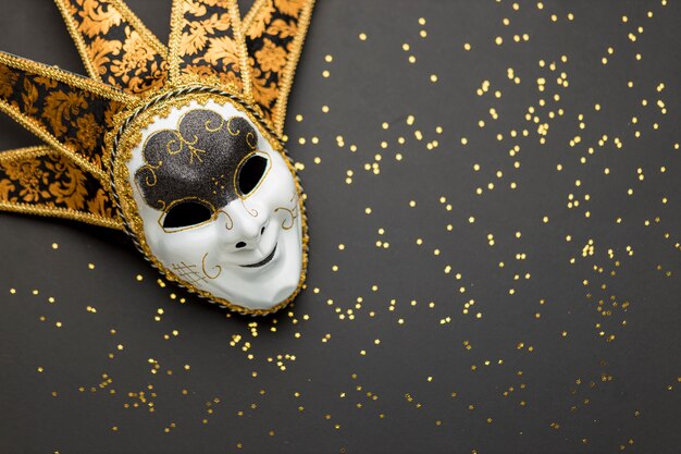 Vue de dessus du masque pour le carnaval avec des paillettes et de l'espace de copie