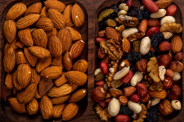 Vue de dessus du mélange de noix et d'amandes sur un plateau en bois