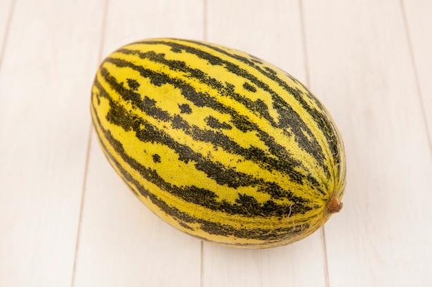 Photo gratuite vue de dessus du melon cantaloup savoureux frais isolé sur une surface en bois blanc