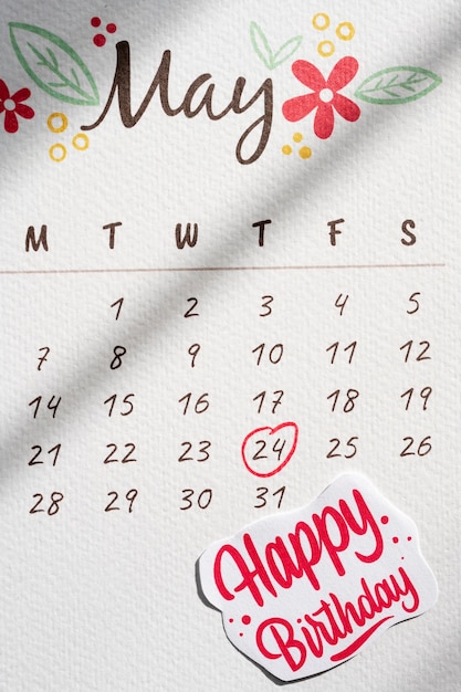 Vue de dessus du mémo d'anniversaire ajouté dans un calendrier dynamique