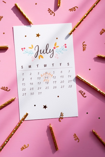 Photo gratuite vue de dessus du mémo d'anniversaire ajouté dans un calendrier dynamique