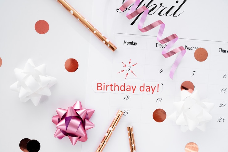 Photo gratuit vue de dessus du mémo d'anniversaire ajouté dans un calendrier dynamique