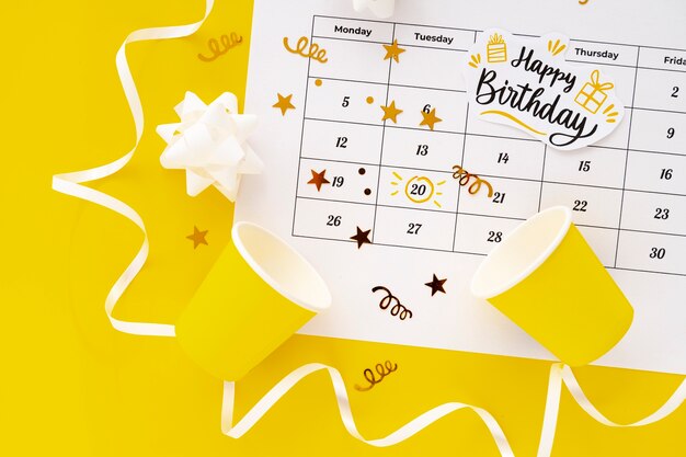 Vue de dessus du mémo d'anniversaire ajouté dans un calendrier dynamique