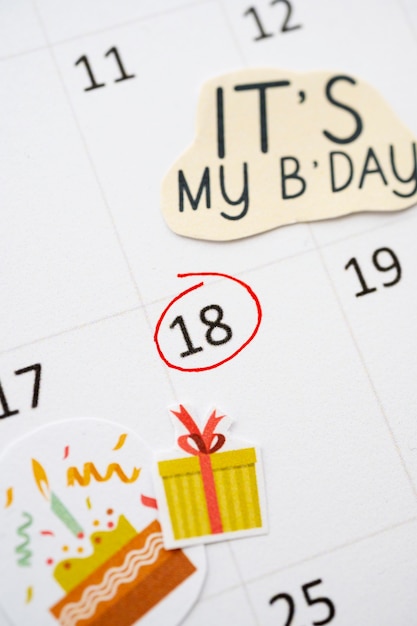 Photo gratuite vue de dessus du mémo d'anniversaire ajouté dans un calendrier dynamique