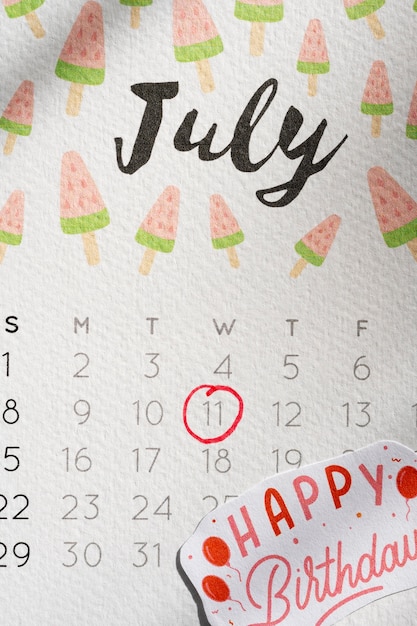 Photo gratuite vue de dessus du mémo d'anniversaire ajouté dans un calendrier dynamique