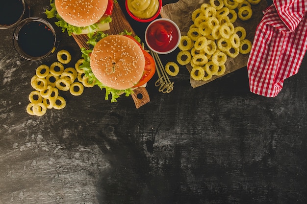 Photo gratuite vue de dessus du menu délicieux de fast-food avec des anneaux d'oignons