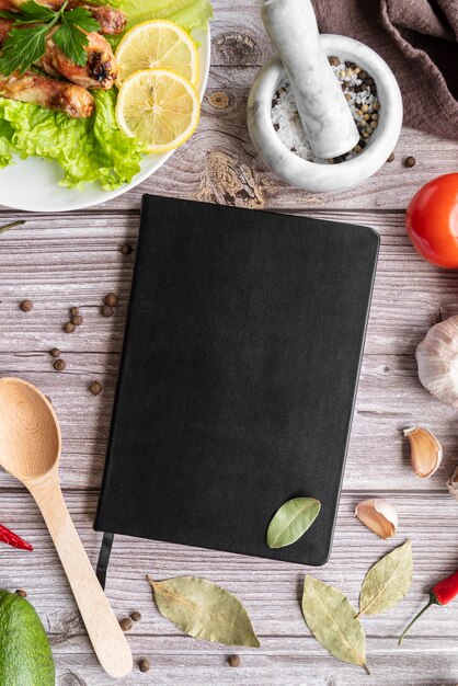 Vue de dessus du menu avec feuilles de laurier et salade