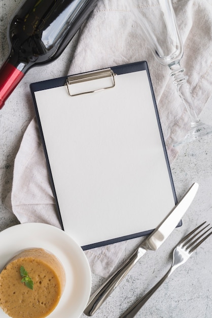 Vue de dessus du menu vide avec bouteille de vin et couverts