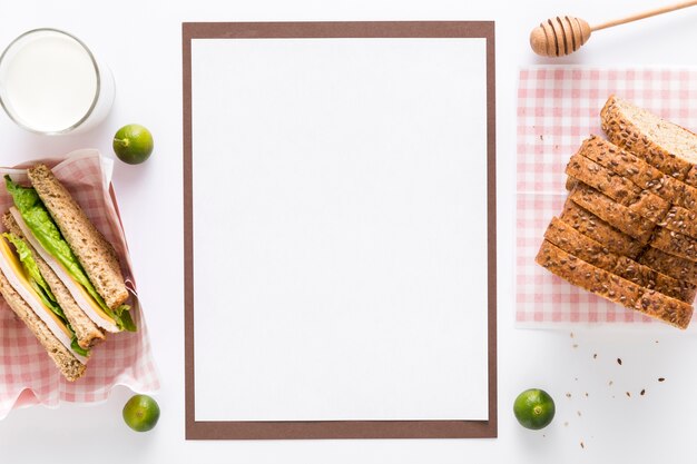 Vue de dessus du menu vierge avec du pain et des sandwichs