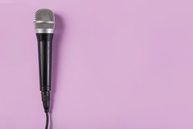 Vue de dessus du microphone sur fond rose