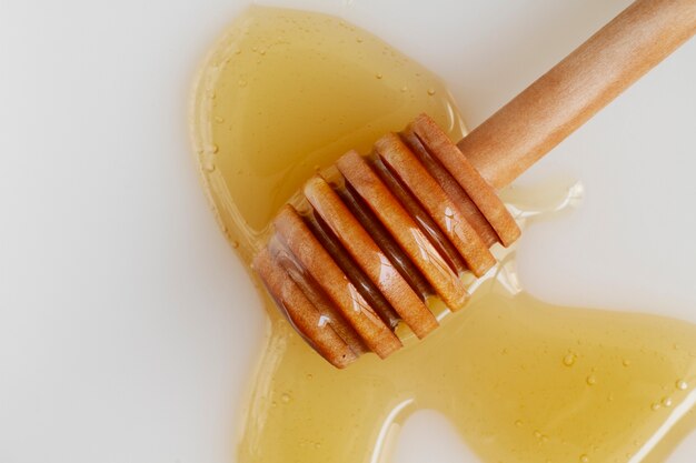 Vue de dessus du miel avec une louche à miel