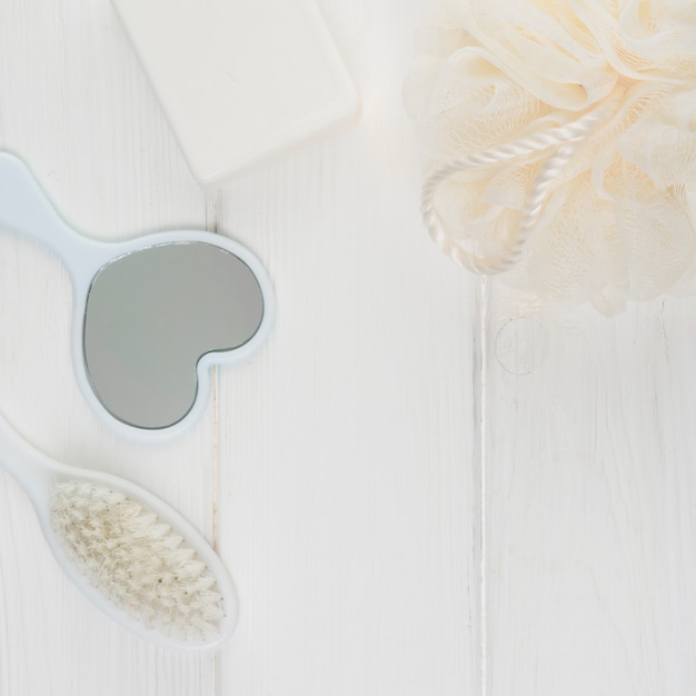 Photo gratuite vue de dessus du miroir avec luffa et brosse pour douche de bébé