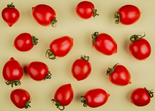 Vue de dessus du motif de tomates sur une surface jaune