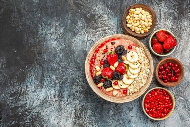 Vue de dessus du muesli fruité avec des fruits frais tranchés