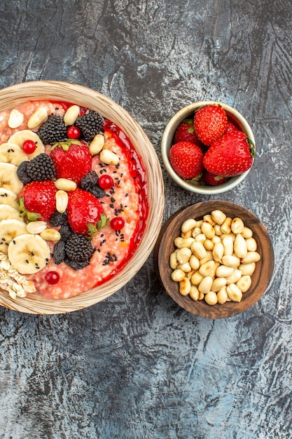 Vue de dessus du muesli fruité avec des fruits frais tranchés