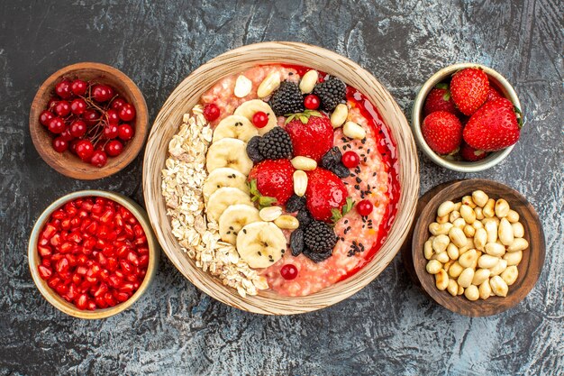 Vue de dessus du muesli fruité avec des fruits frais tranchés