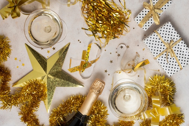 Photo gratuite vue de dessus du nouvel an avec une bouteille de champagne