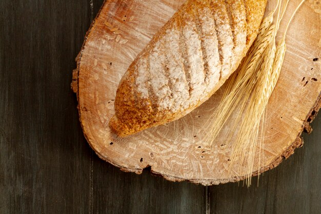 Vue de dessus du pain cuit sur une planche en bois