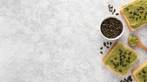 Vue de dessus du pain grillé à l'avocat avec graines et copie-espace