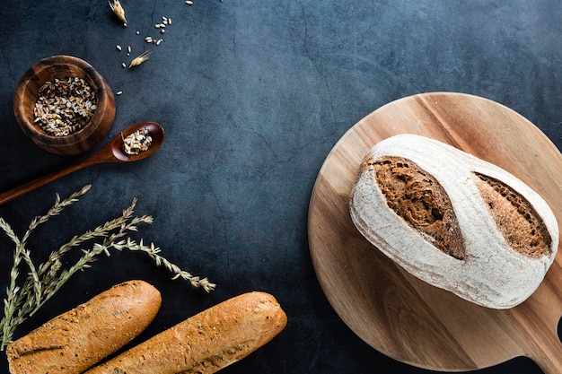 Vue de dessus du pain sur hachoir avec fond noir