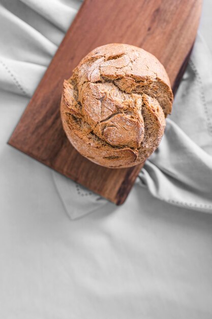 Vue de dessus du pain sur une planche à découper