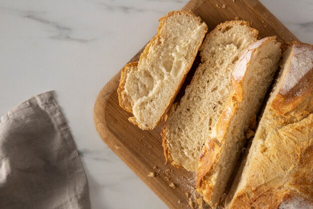 Vue de dessus du pain sur une planche à découper