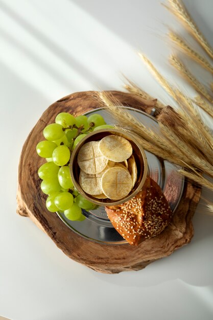 Vue de dessus du pain sacramentel et des raisins