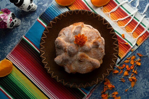 Vue de dessus du pan de muerto cuit au four