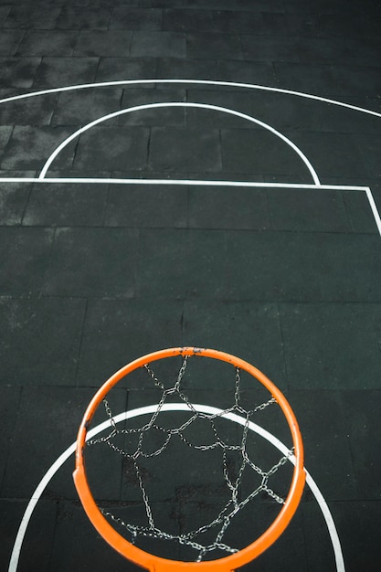 Photo gratuite vue de dessus du panier de basket métallique