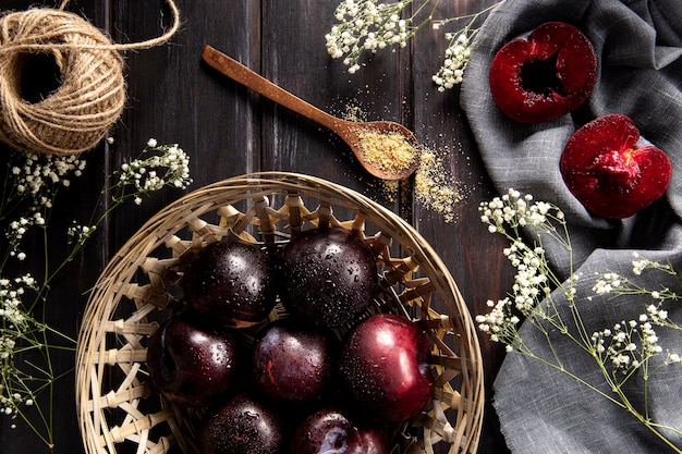 Vue de dessus du panier de fruits avec ficelle et fleurs