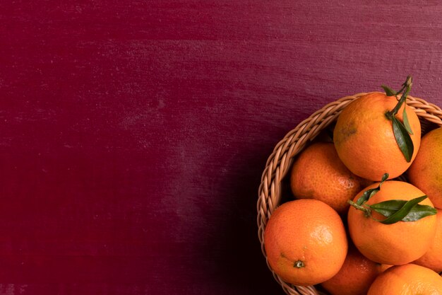 Vue de dessus du panier de mandarines pour le nouvel an chinois