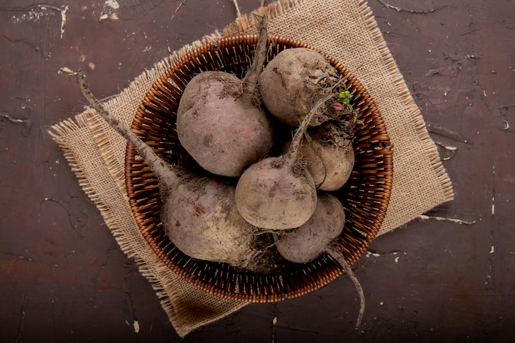 Photo gratuit vue de dessus du panier plein de betteraves sur la surface d'un sac et fond marron avec copie espace