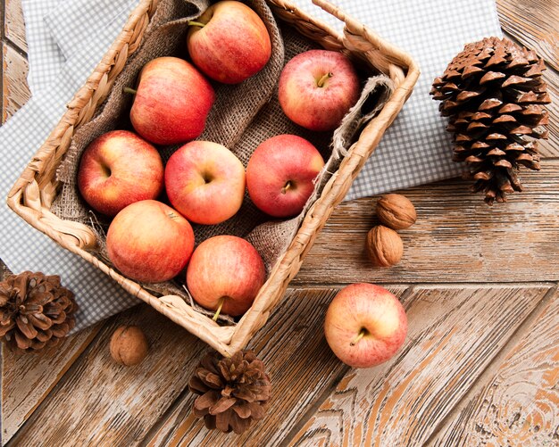 Vue de dessus du panier de pommes avec des pommes de pin