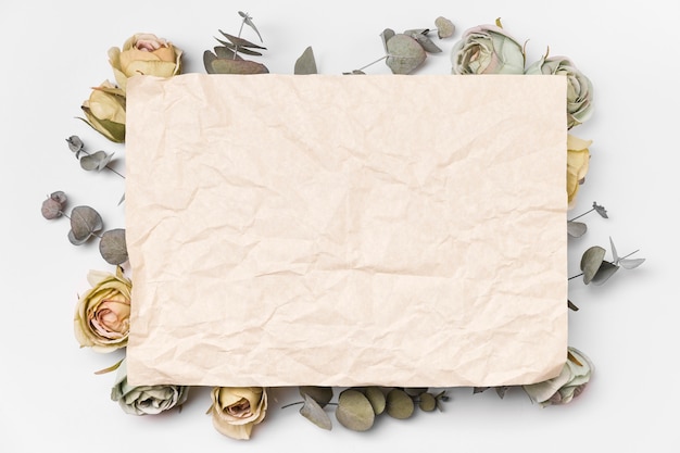Vue de dessus du papier bouquet et des roses avec copie-espace