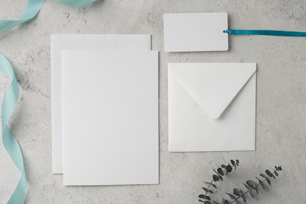 Vue de dessus du papier de mariage et enveloppe avec encre et stylo